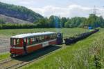 Die von der Orenstein & Koppel AG Montania unter der Nummer 11950 gebaute Feldbahnlok zieht den Wagen mit den wenigen Minuten zuvor in Mäder eingestiegenen Teilnehmern der vom Verein