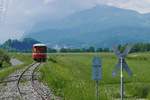 Nachschuss auf einen Personenwagen, der von einer Feldbahnlok auf dem Rheindamm zum Werkhof beim Steinbruch Kadelberg gezogen wird (30.05.2019).