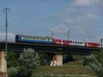 Ein mir unbekannter blauer Personenwagen am ende eines Regionalexpresses, gezogen von einer 2016. (Ostbahnbrcke, 24.08.09)