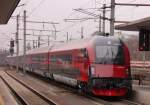 Des Taurus  Gesicht  entliehen: 80-90 704, der Steuerwagen des Railjets, am Ende der Testgarnitur, beim Verlassen des Linzer Haupbahnhofs am 10.