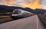 Der  Ski Austria-railjet  hält als railjet 632 auf dem Weg von Lienz nach Wien Hbf, im Bahnhof Greifenburg-Weißensee.