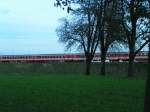 4 Schlierenwagen des E5980 in abendlicher Herbststimmung Einfahrt RIED i.I. 2005-10-24