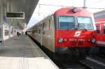 Steuerwagen 8073 219-2 wartet als Regionalzug auf die Abfahrt nach Rosenheim. Hier am 14.4.2006 am Bahnsteig 1a des Hauptbahnhofes in Innsbruck.