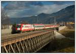 Bestes Fotowetter am 18.1.2008 in Leoben. 1216 226 kurz vor der Einfahrt in den Bahnhof Leoben bei der Querung der Mur. Am Haken - EC 100  Joze Plecnik  von Ljubljana (Laibach) nach Praha hl.n. (Prag), welchen sie in Spielfeld-Stra bernommen hat. Sie wird in Krze ihre EU-Werbefolien verlieren und dann im tschechischen EM-Design unterwegs sein.