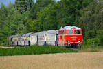 Die 2143.56 fährt mit dem NEX gerade dem Geände der Dabsch-Kaserne in Korneuburg entlang.