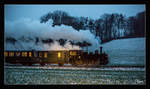 In der Dämmerung fährt 298.102 mit einem Adventzug von Steyr nach Grünburg. Aschach 2.12.2017