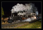 Through the dark night VII - mit einer beeindruckenden Rauchfahne fährt die ÖGEG Dampflok 298.102 aus der Haltestelle Sommerhubermühle.