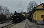 Am trüben 09.12.2018 wartet 498.04 mit ihrem Adventssonderzug auf Fahrgäste nach Grünburg.