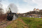 298.102  Sierning  zieht am 08.12.2019 einen Adventzug durch die Himmlitzer Au mit der Wallfahrtskirche Christkindl im Hintergrund