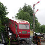 Wagen der klassischen Hungerburgbahn Innsbruck, als Denkmal im Gelände der Achenseebahn Station Jenbach; 13.06.2018 - als Ergänzung zum Foto ID 96746 von Klaus Bach (10.04.2007)
