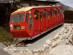 Wagen N1 der klassischen Hungerburgbahn, wie er jetzt in Jenbach nchst der Remise der Achenseebahn ausgestellt ist.