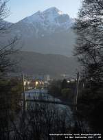 Unweit der Hans Klbl-Ruhe bietet sich ein guter Blick auf die Schrgseilbrcke der neuen Hungerburgbahn. Im Hintergrunde grau die Chirurgie, wei die Nockspitze. In der Karwoche 2007 kHds