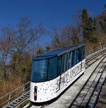  

Erstmal in ihrer Geschichte wurden die beiden Wagen der grazer Schloßbergbahn im Rahmen einer Kunstaktion beklebt, hier zu sehen der talwärtsfahrende  Wagen Nummer 1 auf der abtschen Weiche.