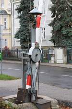 Bei der EK mit der Hochstraße in Km 2,8 gibt's noch eines der wenigen in Betrieb befindlichen Schrankenläutwerke.