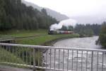 Der Dampfzug der Murtalbahn - gut besetzt unterwegs bei strmendem Regen in reizvoller Landschaft