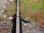  Zoomblick  auf ein wenig befahrenes Ladegleis im Bhf. Ried, mit Fahrradschlauchtest; 160621