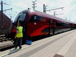 Scheibenreinigung für 80-90-756, als RJX184, bei dem Aufenthalt in Linz-Hbf; 220721