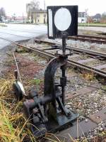 Handweiche mit Gestnge ist im Bahnhof von Vorchdorf vorzufinden; 121128