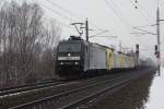 Schwarze MRCE 185 565-9 mit drei Dispolok Eurosprinter untersttzt bespannt Gterzug,bei Wrgl.29.01.2009