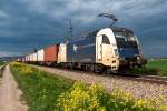 WLC 185 705 mit Containern, unterwegs im Tullnerfeld Richtung Tulln, am 12.05.2012, als die dunklen Wolken einer Kaltfront schnell nher kamen.