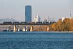 Vor der Kulisse von Leopoldsberg, dem DC Tower und dem Donauturm fhrt MRCE Dispolok mit einem VTG Kesselwagenganzzug ber die neue Donau in Wien in Richtung Erdberger Lnde.