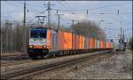 Ein besonderer Gast im Osten ließ sich am 01.03.14 ablichten.
HUSA 185.613 mit passendem Containerzug im Bhf. Götzendorf Ri. Wien.
