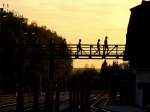  ber die Brcke fhrt der Weg ; (Bahnsteg in Ried i.I.