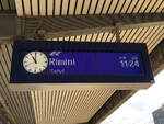 Zugzielanzeige auf Gleis 3 des EC 85 von München Hbf nach Rimini.
