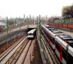 Gleichzetiges Ausfahren der Typen U(U4) und T1(U6) aus dem U-Bahnhof Lngenfeldgasse. 6.12.09