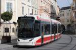 Tramlink 121 bei der Einfahrt in die Haltestelle Gmunden - Rathausplatz.