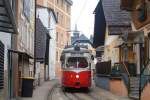 Tw.8 passiert auf dem Weg zum Franz Josefsplatz die engste Stelle in der Kuferzeile.