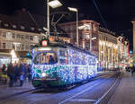 Auch im diesem Advent ist in Graz die Adventbim (TW 267) wieder fleißig unterwges, am folgenden 4 Adventwochenende ist diese nochamls unterwegs, das Bild enstand am Hauptplatz, 19.11.2017.