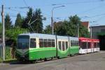 Straßenbahn-Triebwagen 605 in der Remise Alte Poststraße; über den Zaun fotografiert.