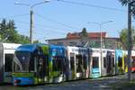 Straßenbahn-Triebwagen 666 in der Remise Alte Poststraße; über den Zaun fotografiert.