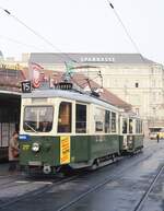 Scan vom Dia: Tw.217 + 326B warten im Einsatz auf der Allerheiligen-Sonderlinie 15 (Hauptbahnhof - Zentralfriedhof) am Jakominiplatz auf die Abfahrt.