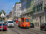 Graz. Nachschuss: Am Abend des 28.06.2021 veranstaltete das Tramway Museum Graz eine Sonderfahrt mit dem ehemaligen Arbeitswagen 251. Zu sehen ist der Treibwagen kurz nach der Abfahrt in der Steyrergasse.