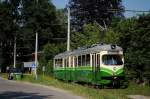 Der Museumstriebwagen 267 rollt bei hochsommerlicher Hitze gemächlich in der Stenggstraße der Haltestelle Mariagrün entgegen.