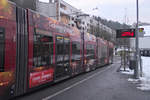 TW 315 (Bombardier Flexity Outlook C) wartet an der Endhaltestelle Peerhofsiedlung zur Publikumsfahrt der Straßenbahnerweiterung in Innsbruck Richtung Westen, aufgenommen 5.12.2017.