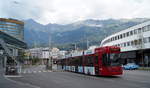 Innsbruck, 03.08.2019: Das Fahrzeug mit der Nummer 321 (Flexity Outlook Cityrunner) hat soeben auf dem Weg nach Josef-Kerschbaumer-Straße die Haltestelle Sillpark verlassen und beschleunigt nun