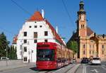 Tw.306 in der Pastorstraße auf der Fahrt ins Stadtzentrum, im Hintergrund erkennt man das Stift Wilten.