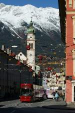 Eine moderne Innsbrucker Straenbahn, die von der Farbgebung an den rail-jet  erinnert, in der westlichen Maria-Theresien Strasse.