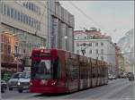 Der Staenbahnwagen 302 durchfhrt am 22.12.09 die Museumsstrae in Innsbruck.
