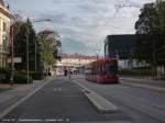 Abendstimmung in der Innsbrucker Claudiastrae vor der Bundesbahndirektion. Im Hintergrunde erkennt man den Eisenbahnviadukt nrdlich des Innsbrucker Hauptbahnhofes, und ber der Huserzeile dahinter den Kopf der Bergiselschanze, ber dem Ziel des Wagens, der sich von uns entfernt. Anfang September 2011 kHds