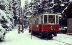 Tw 4 der Innsbrucker Mittelgebirgsbahn in der Station mit dem etwas seltsam klingenden Namen Tantegert (Januar 1980). Im hinteren Führerstand stapeln sich die Schlitten der Ausflügler bis zur Decke.