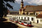 Im Sommer 1977 warten die Triebwagen 65 und 71 im Bergisel-Bahnhof auf Fahrgäste