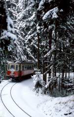 Anfang Januar 1980 fährt ein Triebwagen der Mittelgebirgsbahn durch die tiefverschneiten Wälder vom Bergiselbahnhof hinauf nach Igls