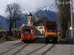 N51 und Zweiwege-Turmwagen (den wir schon kennen) am Bergisel, im Hintergrunde die Wiltener Basilika von der Hand des Franz de Paula Penz. Beide werden im Laufe der Zeit auf Igls zu erwartet, es wird an den Schwellen gearbeitet, und offenbar geht es ein paar der ehrwrdigen Holzmasten an den Kragen. In der Karwoche 2007 kHds