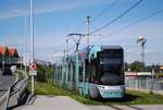 Tw.068 als Linie 4 nach Traun bei der Einfahrt in die Haltestelle  Im Bäckerfeld .