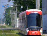 Linie 2 auf dem Weg von  Solar City  zur Universitt am 3.7.2010