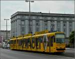 Der Zehnachser N 44 hat am 14.09.2010 den Hauptplatz in Linz verlassen und befhrt die Brcke ber die Donau.